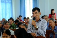 Cử tri huyện Cát Tiên (Lâm Đồng) nêu ý kiến với Đoàn đại biểu Quốc hội. (Ảnh: TTXVN phát)