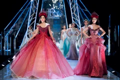 Hoa hậu Tiểu Vy lần đầu giữ vị trí vedette trong show thời trang. Đặc biệt, cô còn kết hợp cùng Hoa hậu Đỗ Mỹ Linh trong phần trình diễn đầy mê hoặc này. (Ảnh: BTC)