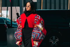 Á hậu Á hậu Hoàng Thuỳ “chất lừ” trên đường phố Paris mùa Thu.