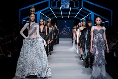 Không những ấn tượng trong các mẫu thiết kế, phong cách trình diễn của bộ sưu tập cũng để lại không ít những dư âm. (Ảnh: BTC)