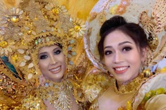 Phương Nga chụp với các nhan sắc quốc tế trong hậu trường. (Ảnh: NVCC)