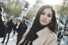 Hoa hậu Tiểu Vy trên đường phố Paris. (Ảnh: NVCC) 