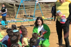 Mỹ Linh đã có một Giáng sinh ý nghĩa bên các em nhỏ thôn Cu Vai. (Ảnh: CTV/Vietnam+)