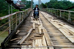 Cấm lưu thông qua 3 cầu treo xuống cấp ở Quảng Ngãi