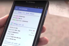 Hành khách kiểm tra soát vé hành trình tàu, số ghế, giờ đi bằng thiết bị di động. (Ảnh: Cắt từ clip của Tổng công ty Đường sắt Việt Nam)