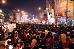 Tuyến đường Tây Sơn và chân cầu vượt Ngã Tư Sở chật kín người ngồi dự lễ Vu Lan.(Doãn Đức/Vietnam+)