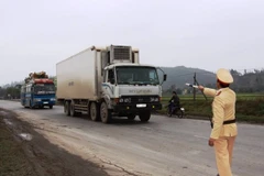 Kiểm tra phương tiện lưu thông trên tuyến Quốc lộ 1. (Ảnh: TTXVN)