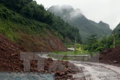 Sạt lở từ km13-km14, dốc Bó Mạ-Quốc lộ 6B (đường 107 cũ) Sơn La-Quỳnh Nhai. (Ảnh: Điêu Chính Tới/TTXVN)