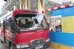 Phương tiện mua vé lưu thông qua trạm thu phí Quốc lộ 6 đoạn Xuân Mai-Hòa Bình. (Ảnh: Việt Hùng/Vietnam+)