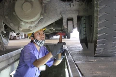 Đăng kiểm viên đang kiểm tra hệ thống gầm ôtô. (Ảnh: Hoàng Hùng/TTXVN)