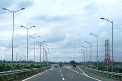 Hệ thống đèn chiếu sáng của tuyến đường cao tốc Nội Bài-Lào Cai. (Ảnh: Việt Hùng/Vietnam+)