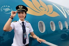 Nữ cơ trưởng Huỳnh Lý Đông Phương điều khiển máy bay Airbus A321 của Vietnam Airlines. (Ảnh: Nhân vật cung cấp)