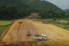 Thi công đường cao tốc Thái Nguyên-Chợ Mới tại xã Thanh Bình, huyện Chợ Mới, Bắc Kạn theo hình thức BOT. (Ảnh: Nguyễn Trình/TTXVN)