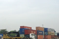 Việc đầu tư và thí điểm cho thuê có điều kiện bãi hàng tại ga Yên Viên sẽ giúp tăng năng lực bốc, xếp dỡ container. (Ảnh: Việt Hùng/Vietnam+)