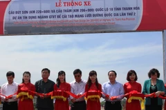 Các đại biểu cắt bắt thông xe 2 cầu Bút Sơn và cầu Thắm trên Quốc lộ 10. (Ảnh: Việt Hùng/Vietnam+)