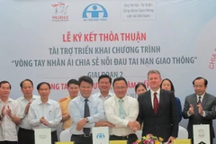Trao tặng bảo hiểm nhân thọ miễn phí 15 gia đình có thân nhân bị tai nạn giao thông. (Ảnh: Việt Hùng/Vietnam+)