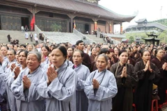 Nhiều người thân nạn nhân tai nạn giao thông cầu nguyện cho các linh hồn siêu thoát. (Ảnh: Doãn Tấn/TTXVN)