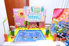 Mô hình bể tập bơi năng lượng mặt trời của nhà phát minh nhí. (Ảnh: Ban tổ chức cung cấp)