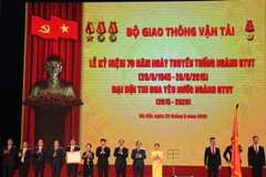 Phó Chủ tịch nước Nguyễn Thị Doan trao tặng Huân chương Độc lập hạng Nhất cho Bộ Giao thông Vận tải. (Ảnh: Việt Hùng/Vietnam+)