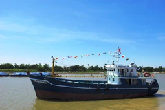 Bàn giao tàu dịch vụ hậu cần nghề cá Thanh Tuyền 11 cho chủ tàu. (Ảnh: Việt Hùng/Vietnam+)