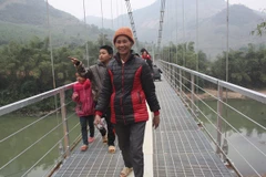 Nhịp cầu nối đôi bờ vui trước Tết, dân bản thỏa ước mơ