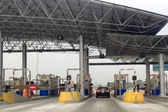 Nhà đầu tư đang hoàn thiện vị trí trạm thu phí tuyến Pháp Vân-Cầu Giẽ. (Ảnh: Quang Cường/Vietnam+)