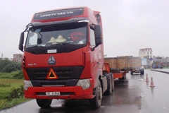 Một trong các xe chở hàng siêu trường không có giấy phép lưu hành, lưu thông đã bị phục kích bắt gọn trên Quốc lộ 10 địa bàn tỉnh Nam Định. (Ảnh: Tổng cục Đường bộ Việt Nam cung cấp)