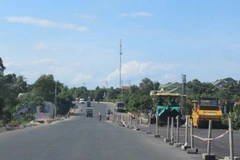 Tuyến Quốc lộ 1 mở rộng qua tỉnh Quảng Trị đang được các nhà thầu dốc sức hoàn thành. (Ảnh: Việt Hùng/Vietnam+)