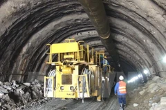 Thi công trong hầm Đèo Cả. (Ảnh: Nguyên Lý/TTXVN)