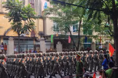Người dân náo nức khi đoàn diễu binh, diễu hành đi qua tuyến đường. (Ảnh: Nhóm PV/Vietnam+)