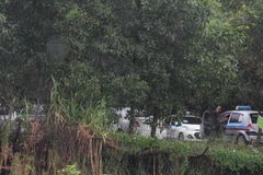 Taxi “dù” chờ “cò” dắt khách đậu xe ở làng Tân Trại, đối diện nhà ga T2, xã Phú Cường, Sóc Sơn, Hà Nội. (Ảnh: Việt Hùng/Vietnam+)