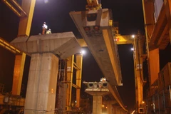 Lao lắp dầm tuyến đường sắt đô thị Cát Linh-Hà Đông. (Ảnh: Việt Hùng/Vietnam+)