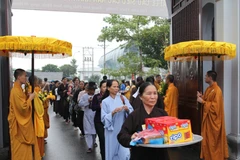 Thành kính dâng hương cầu siêu nạn nhân tai nạn giao thông. (Ảnh:Doãn Đức/Vietnam)