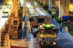 Các công nhân thi công hạng mục lao lắp dầm tuyến đường sắt Cát Linh-Hà Đông. (Ảnh: Minh Sơn/Vietnam+)