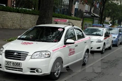 Xe taxi sẽ tiến tới lắp hộp đen và in hóa đơn tiền cước. (Ảnh: Thế Duyệt/TTXVN)