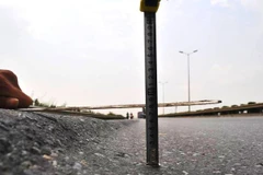 Nhiều tuyến Quốc lộ bị lún nền đường in hằn vệt bánh xe. (Ảnh: Việt Hùng/Vietnam+)