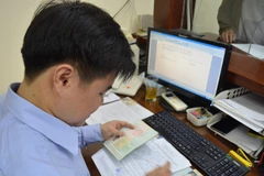 Chính thức bắt đầu cấp giấy phép lái xe quốc tế. (Ảnh: Việt Hùng/Vietnam+)