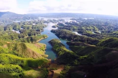 Hồ Tà Đùng với hàng trăm “đảo” lớn nhỏ, vốn được mệnh danh là “Vịnh Hạ Long" của Tây Nguyên. (Ảnh: Hưng Thịnh/TTXVN)