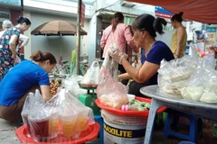 Sau phát động chống rác thải nhựa, người tiêu dùng lại 'ngựa quen đường cũ' với túi nylon. (Ảnh: Hùng Võ/Vietnam+)