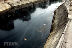 Sông Đoan Túc dòng nước đen kịt, bốc mùi nồng nặc. (Ảnh minh họa. Nguồn: Thế Duyệt/TTXVN)