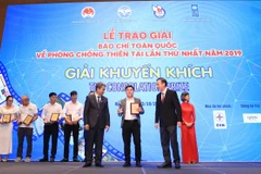 Nhà báo Võ Mạnh Hùng, Báo điện tử VietnamPlus nhận giải Khuyến khích với tác phẩm “Sức sống xanh trường tồn nơi ‘đầu sóng ngọn gió’ Trường Sa. (Ảnh: BTC)