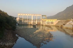 Việc tích nước để phát điện mà không tuân thủ việc duy trì dòng chảy đã dẫn đến hiện tượng những đoạn sông, suối bị trơ đáy. (Ảnh: Hùng Võ/Vietnam+) 