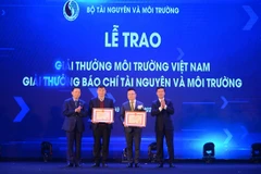 Nhà báo Lê Quốc Minh - Phó Tổng Giám đốc Thông tấn xã Việt Nam (thứ 2 bên trái) nhận giải Tập thể Giải báo chí tài nguyên và môi trường. (Ảnh: HV/Vietnam+)