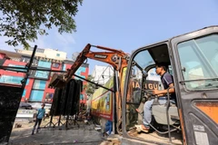 Phá dỡ các công trình vi phạm tại mương Nghĩa Đô trong năm 2018. (Nguồn ảnh: Vietnam+)