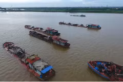 Hoạt động khai thác cát trên sông Hồng đoạn chảy qua địa bàn thành phố Hưng Yên. (Ảnh: PV/Vietnam+)