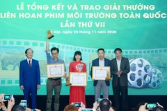 Các tác giải, nhóm tác giả nhận giải A Liên hoan phim môi trường toàn quốc lần thứ 7. (Ảnh: Hoàng Minh)