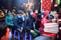 Hầu hết người dân ra đường đều đeo khẩu trang. (Ảnh: Minh Sơn/Vietnam+)