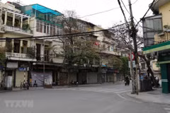 Các cửa hàng kinh doanh trên phố Hàng Gai, quận Hoàn Kiếm. (Ảnh: Thanh Tùng/TTXVN)
