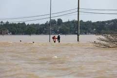 Một số nơi tại huyện Lệ Thủy nước vẫn ngập sâu. (Ảnh: Thành Đạt/TTXVN)