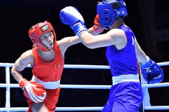 Võ sỹ Nguyễn Thị Tâm (áo đỏ) giành huy chương vàng tại giải vô địch boxing châu Á 2022. (Ảnh: ASBC) 